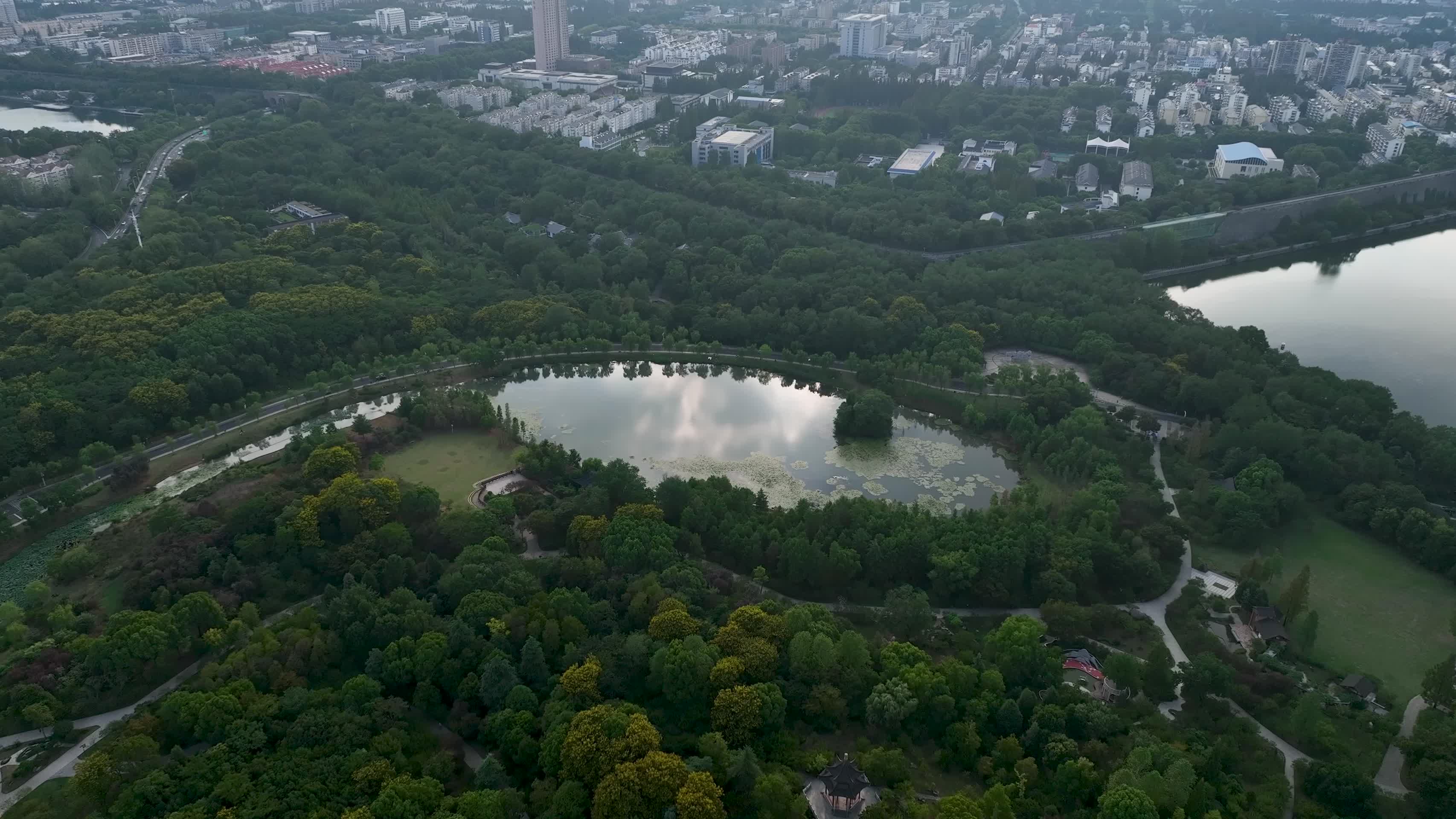 航拍南京钟山风景区燕雀湖风光视频的预览图