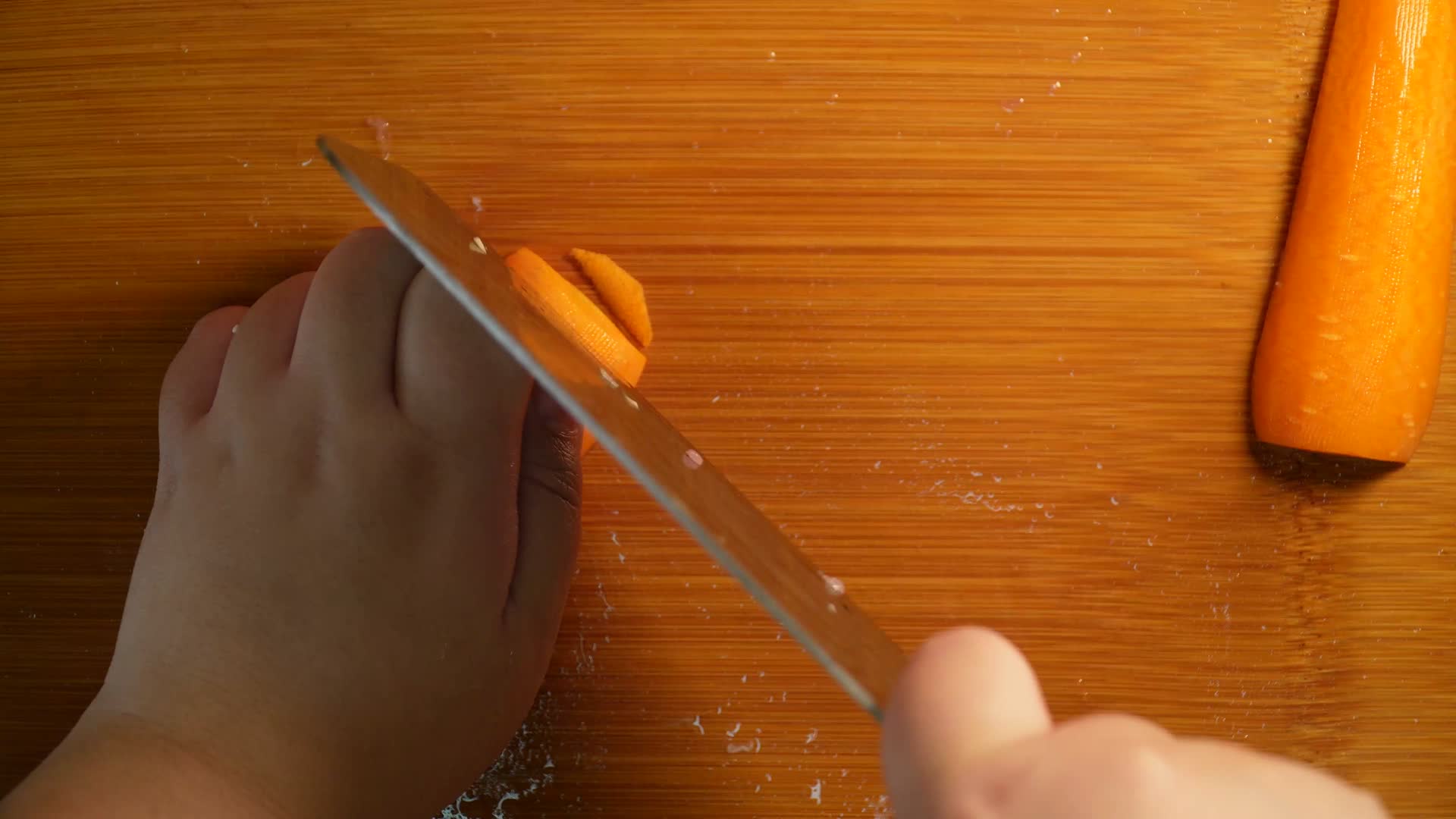 清洗胡萝卜切胡萝卜片焯水视频的预览图