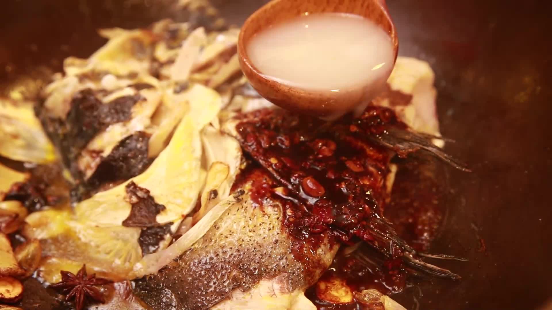 铁锅柴锅炖鱼头视频的预览图