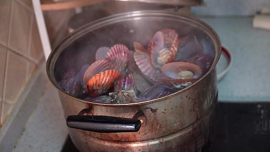 煮制小红贝处理小海鲜扇贝视频的预览图