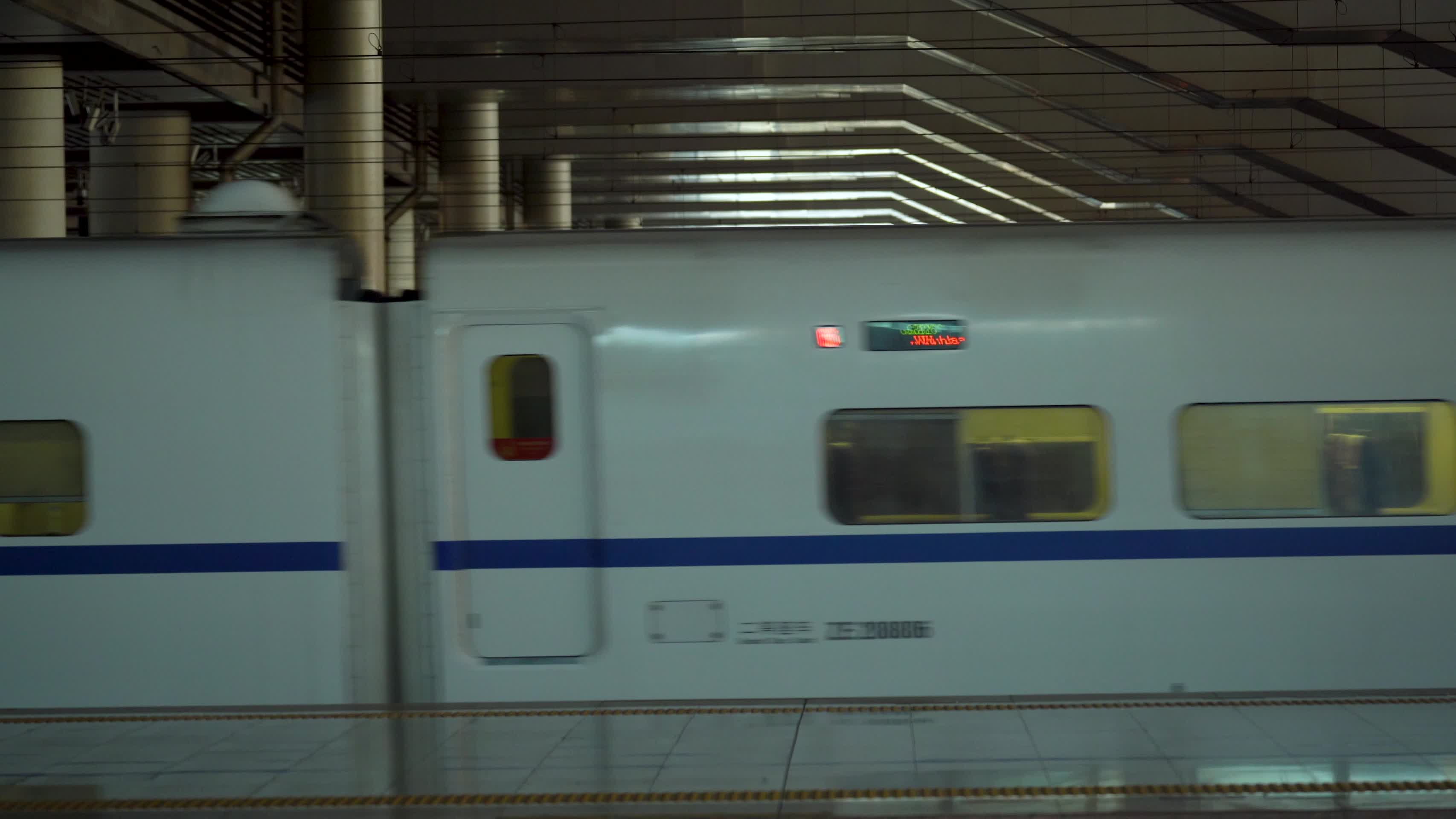 高铁火车站内飞驰的高铁和赶路的人视频的预览图
