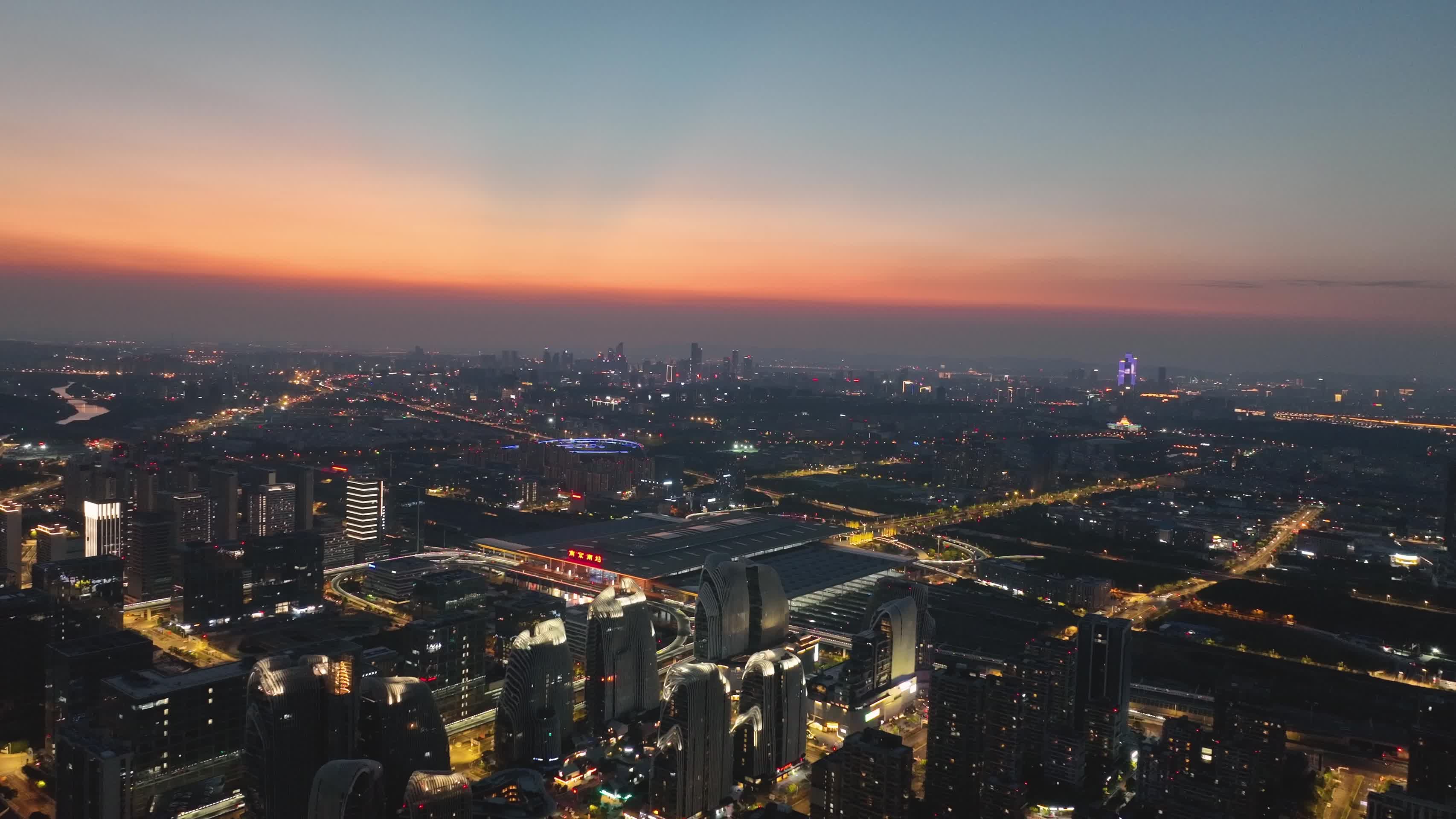 航拍落日晚霞下的南京南站视频的预览图