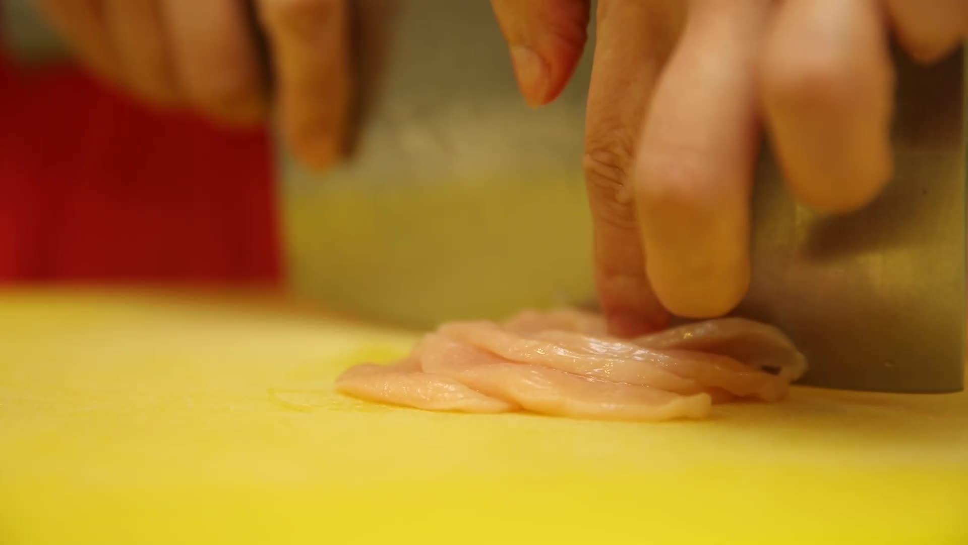 厨师切鸡胸肉片视频的预览图