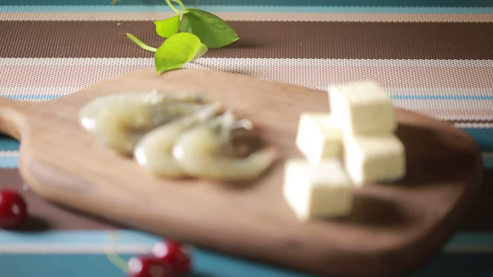 大虾配豆腐海鲜豆腐原料视频的预览图