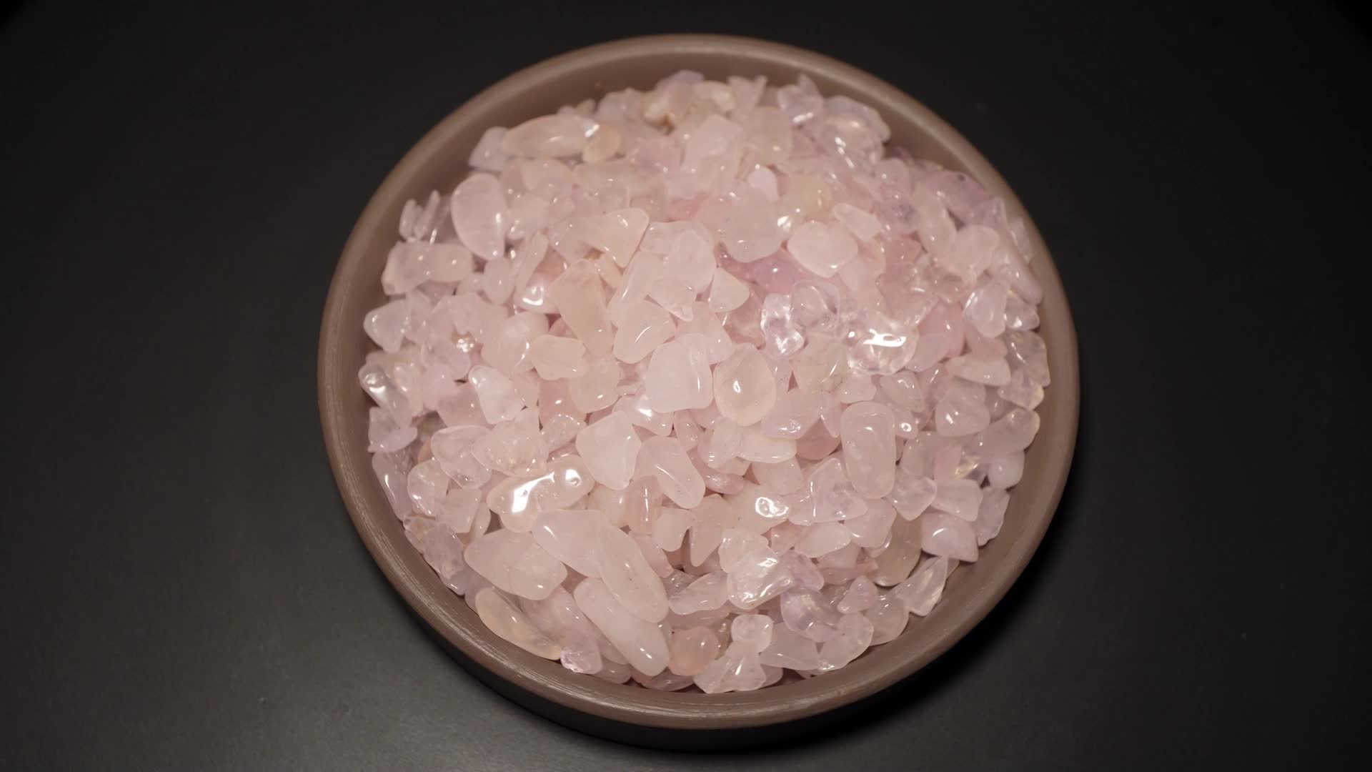 粉水晶能量石矿石水晶矿视频的预览图