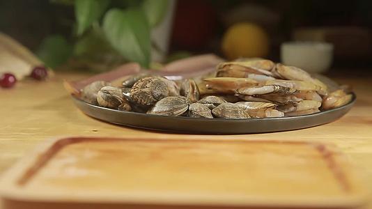 花蛤蛏子米饭海鲜饭原料视频的预览图