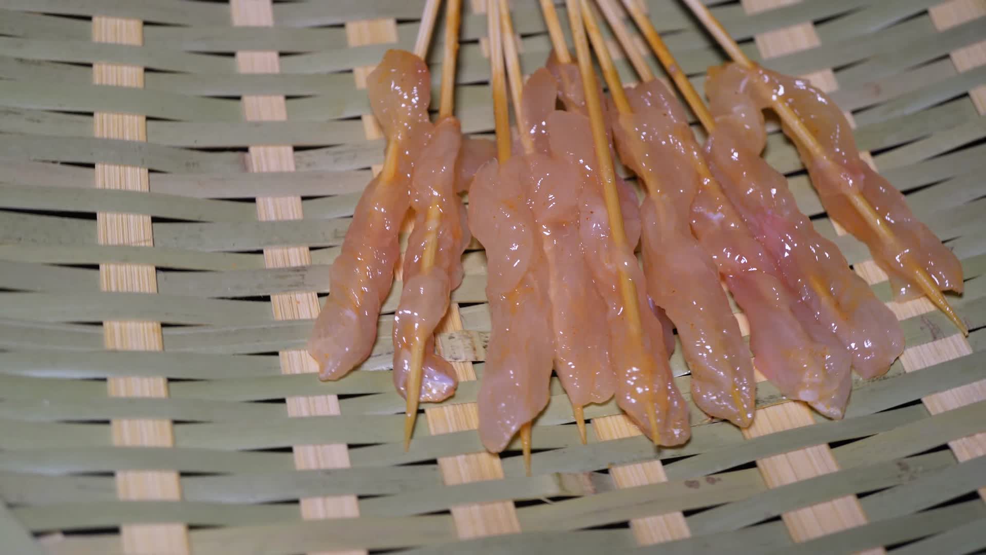 鸡肉串鸡胸肉串小串肉串钵钵鸡炸串烤串美食视频的预览图