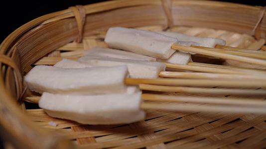 海鲜肠鱼豆腐串小串肉串钵钵鸡炸串烤串美食视频的预览图