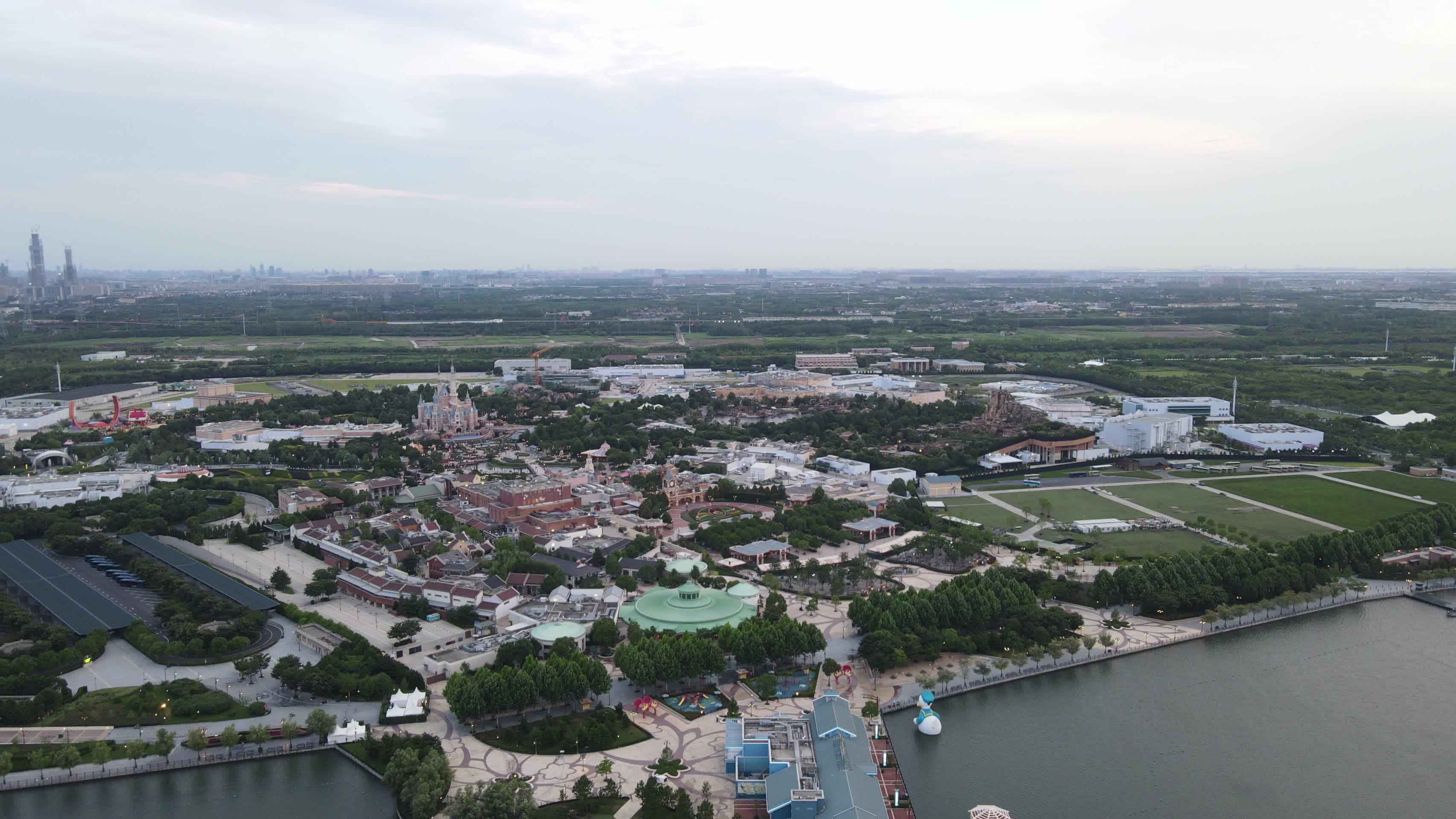 上海疫情空旷的上海迪士尼乐园4K原视频的预览图