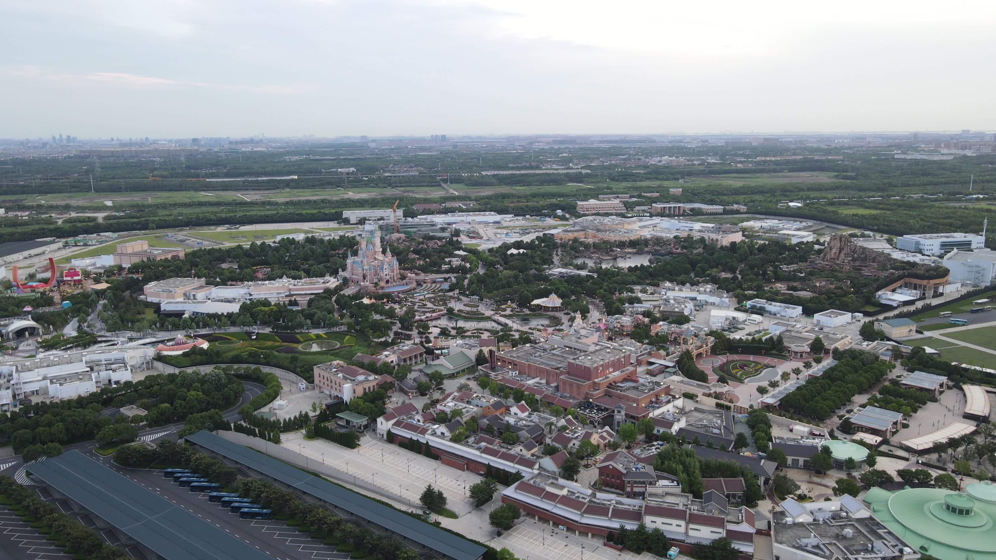 上海迪士尼乐园全景4K航拍视频的预览图
