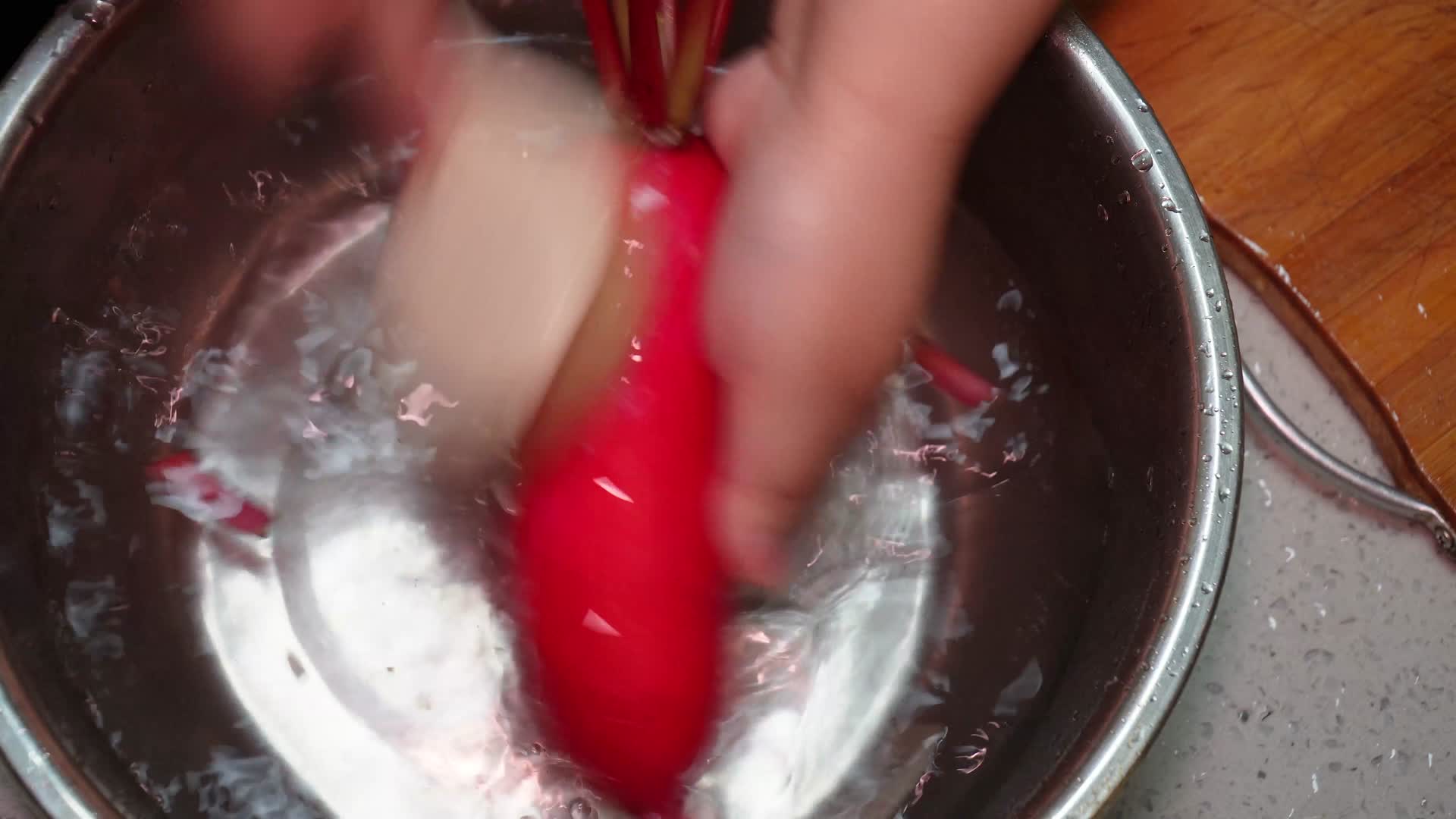 清洗卞萝卜红萝卜削皮切滚刀视频的预览图
