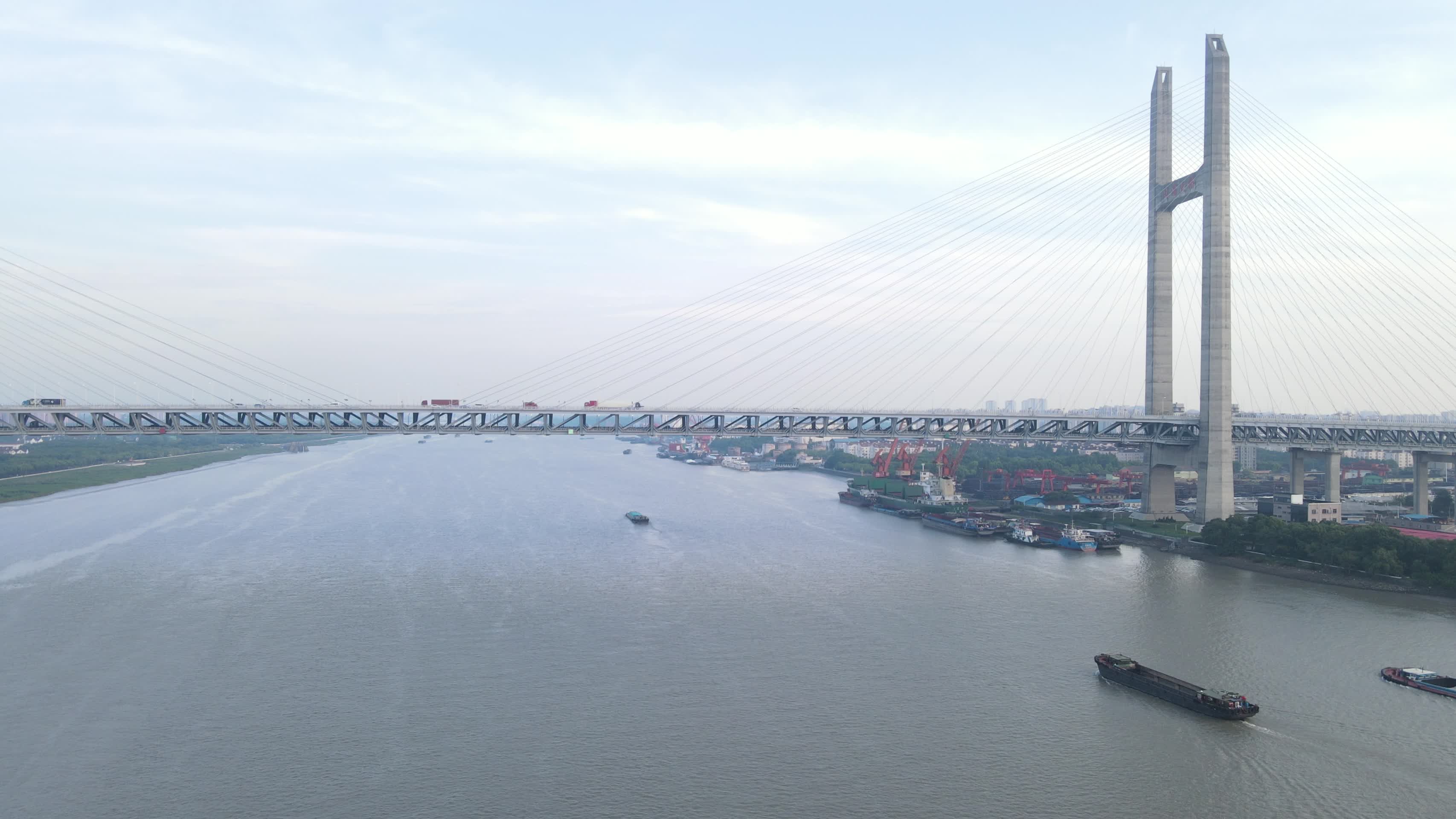 上海闵浦大桥黄浦江4K航拍原视频的预览图