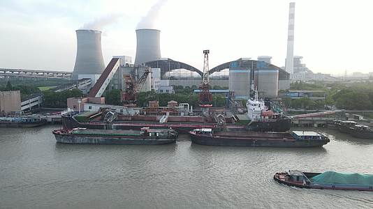 上海城投黄浦江货船4K航拍视频的预览图