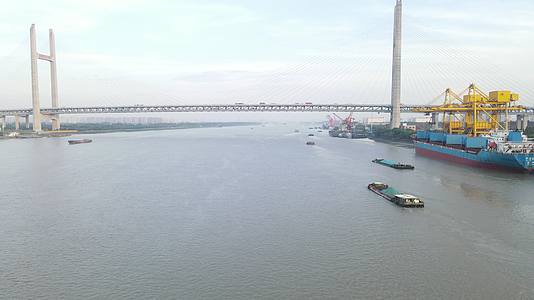 上海城投黄浦江货船4K航拍视频的预览图