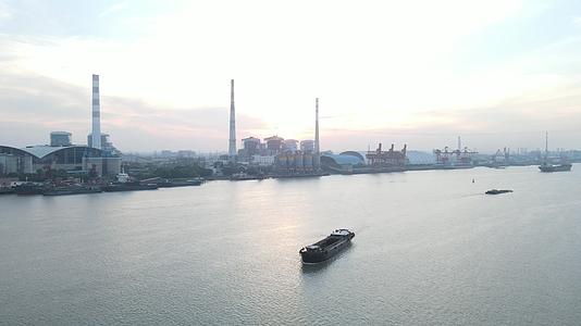上海黄浦江游船航拍4K视频的预览图
