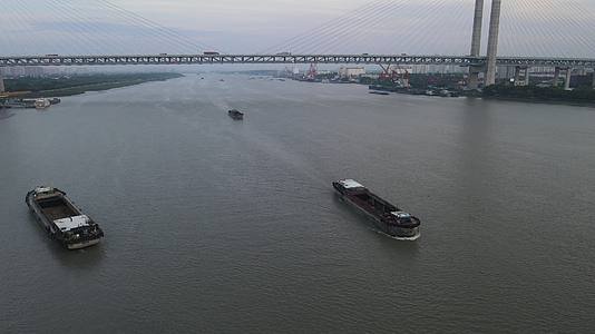 上海黄浦江游船航拍4K视频的预览图