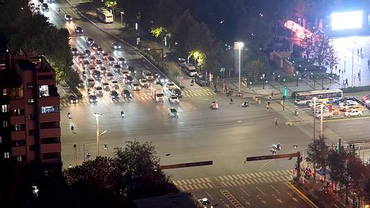 夜晚西安高新区唐延路的车流视频的预览图