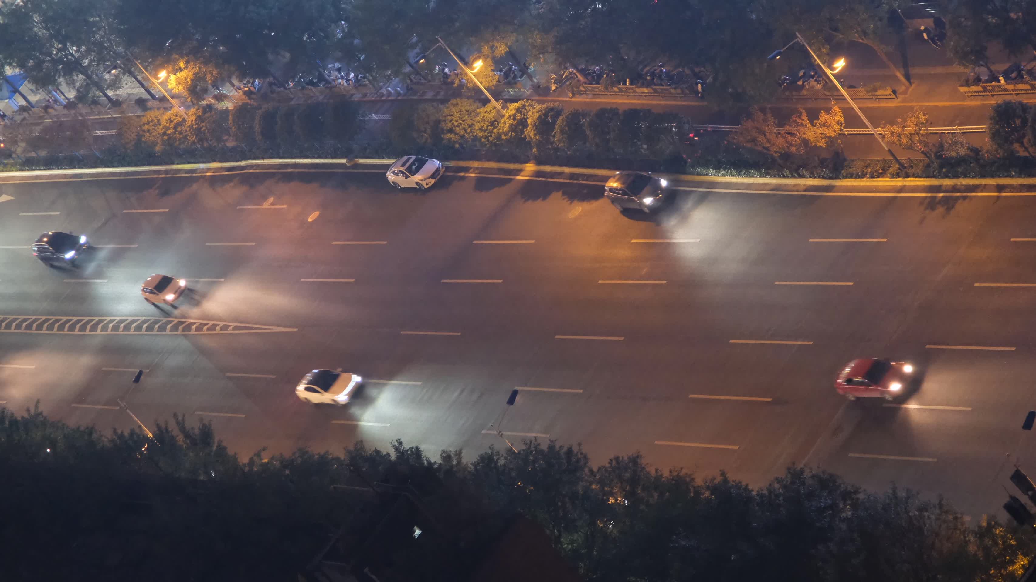 夜晚西安高新区唐延路的车流视频的预览图