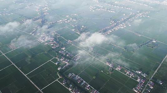 4K航拍云朵和晨雾中的苏中农村田野村居和运河小镇风光合集视频的预览图