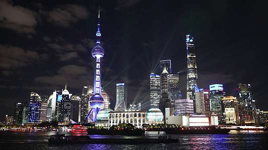 上海陆家嘴金融区城市天际线和灯光秀夜景视频的预览图