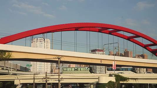 上海城市轻轨轨道交通和高架桥视频的预览图