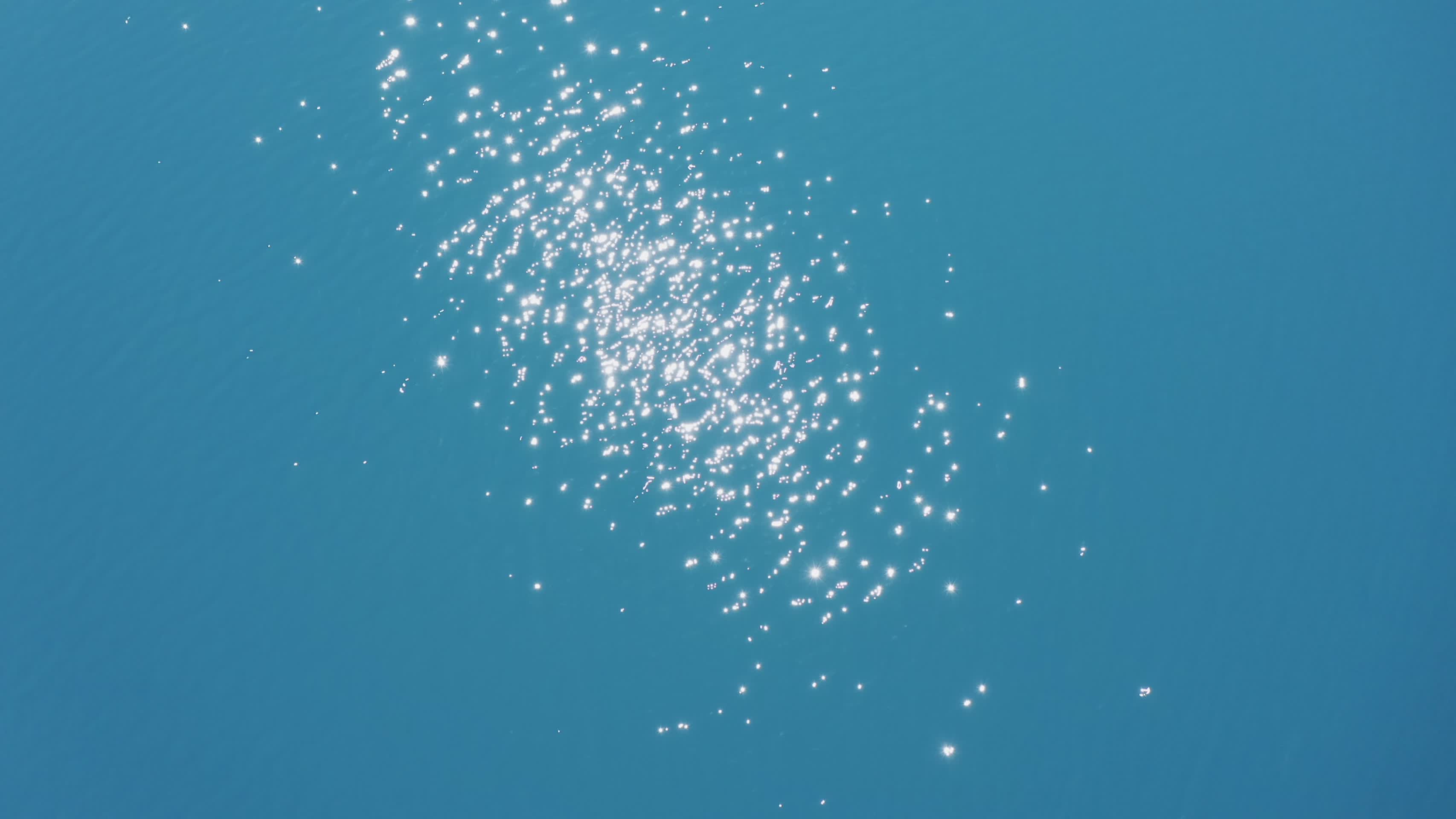 蓝色湖水波光粼粼视频的预览图