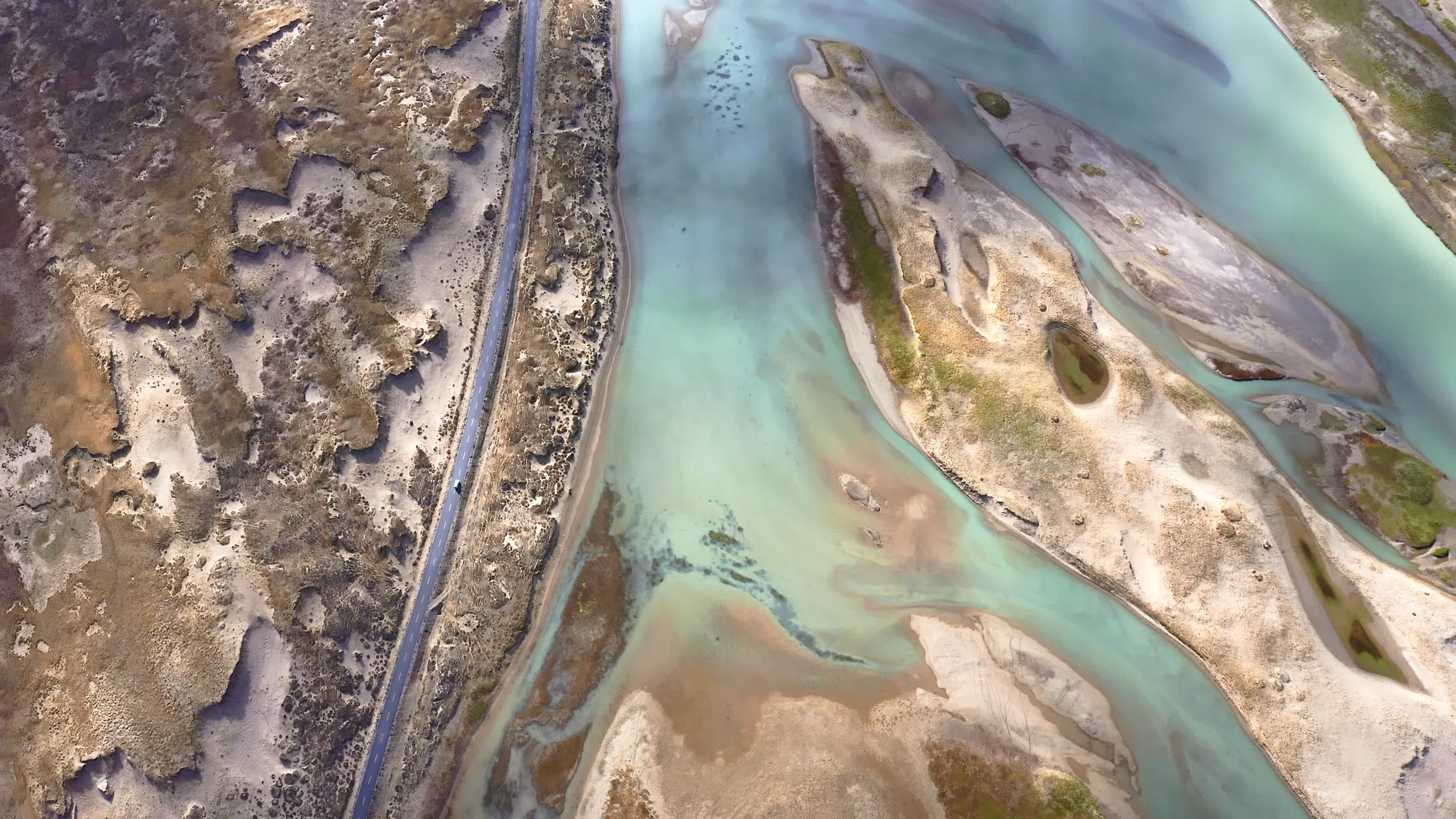 航拍河流湿地及旁边公路视频的预览图
