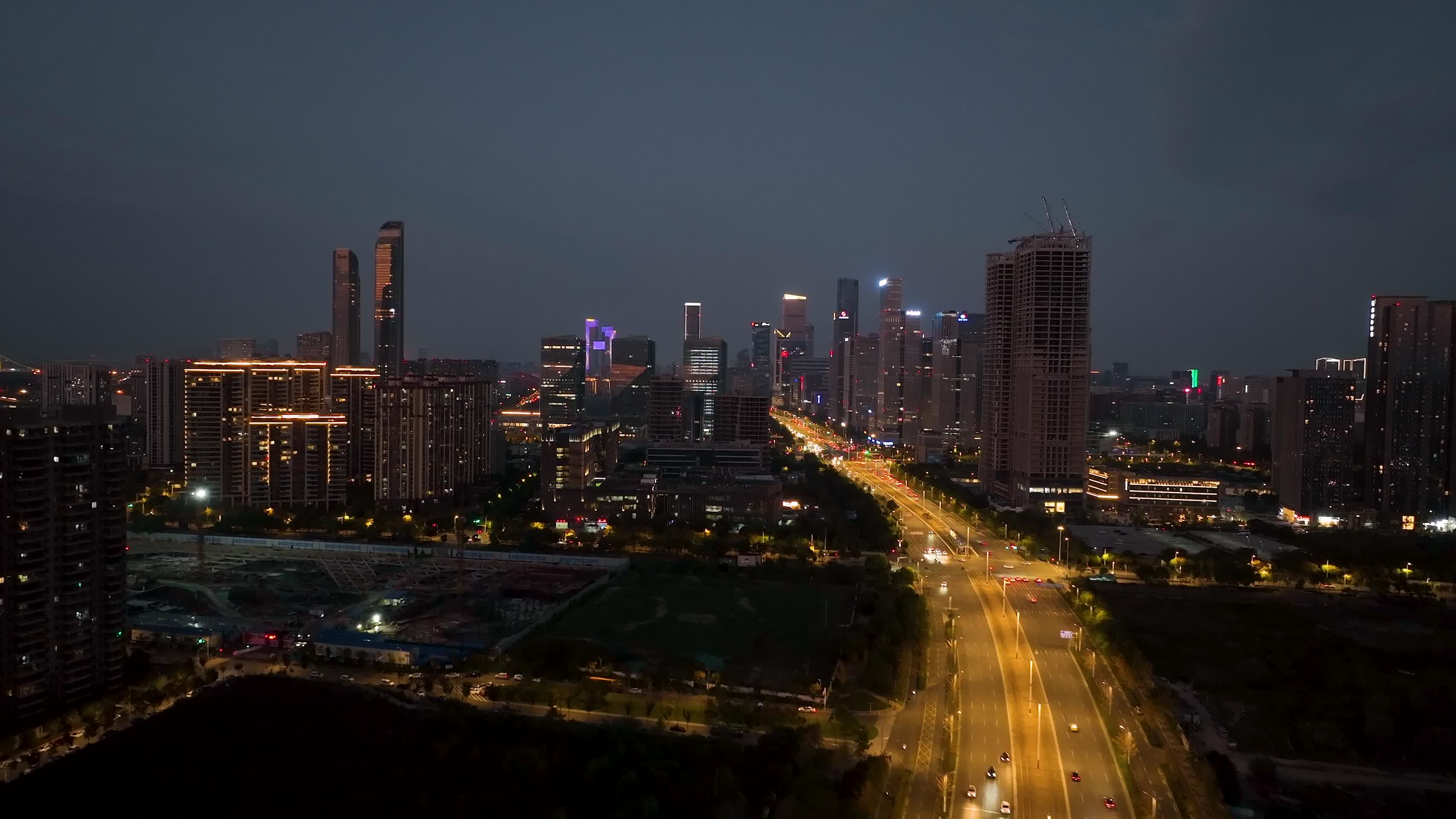 航拍夜幕下的南京建邺区河西商务区视频的预览图