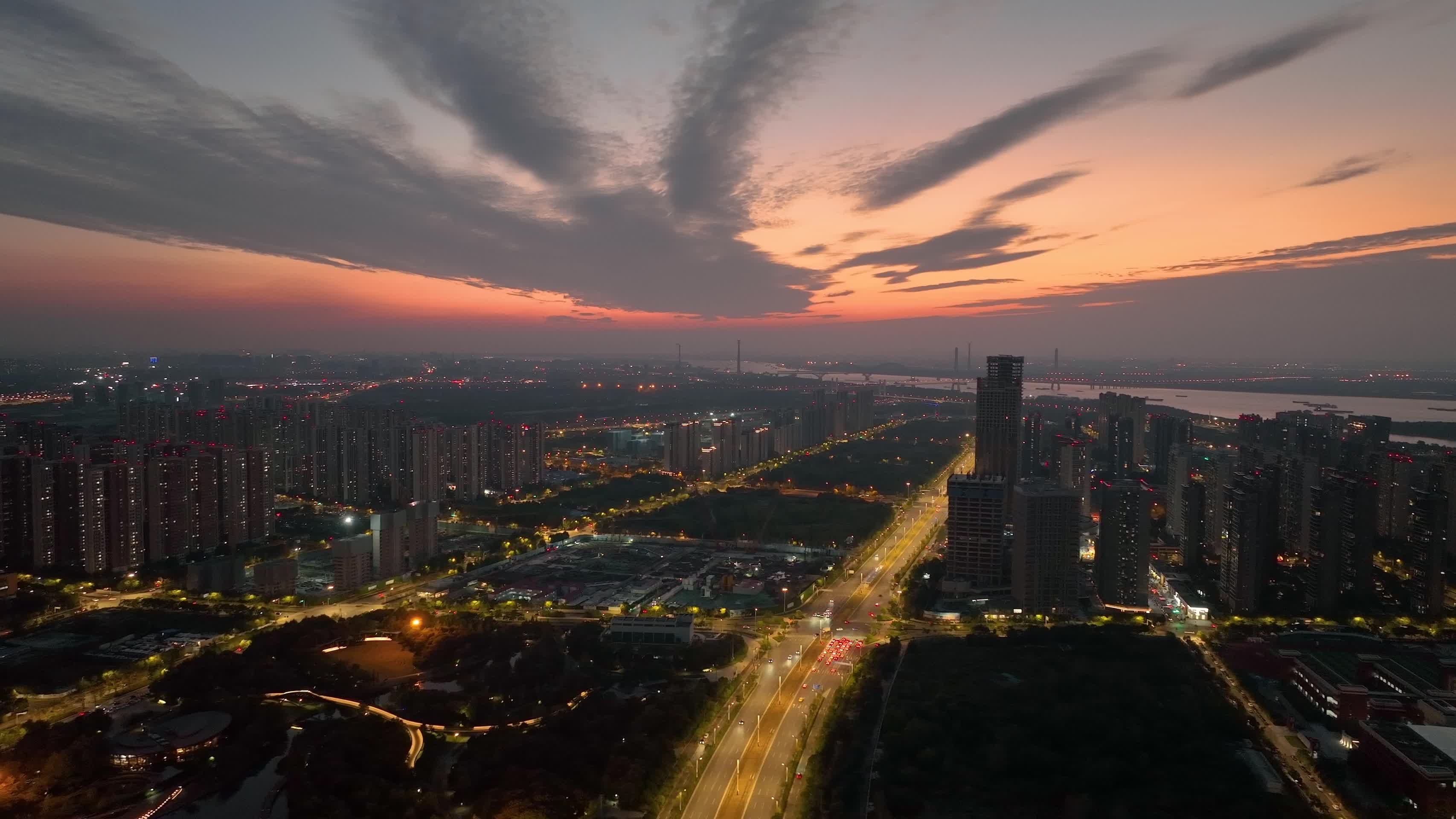 航拍落日晚霞下的城市道路交通视频的预览图