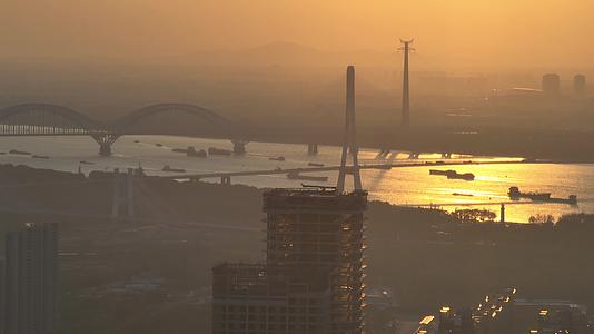 航拍日落下的南京大胜关长江大桥视频的预览图