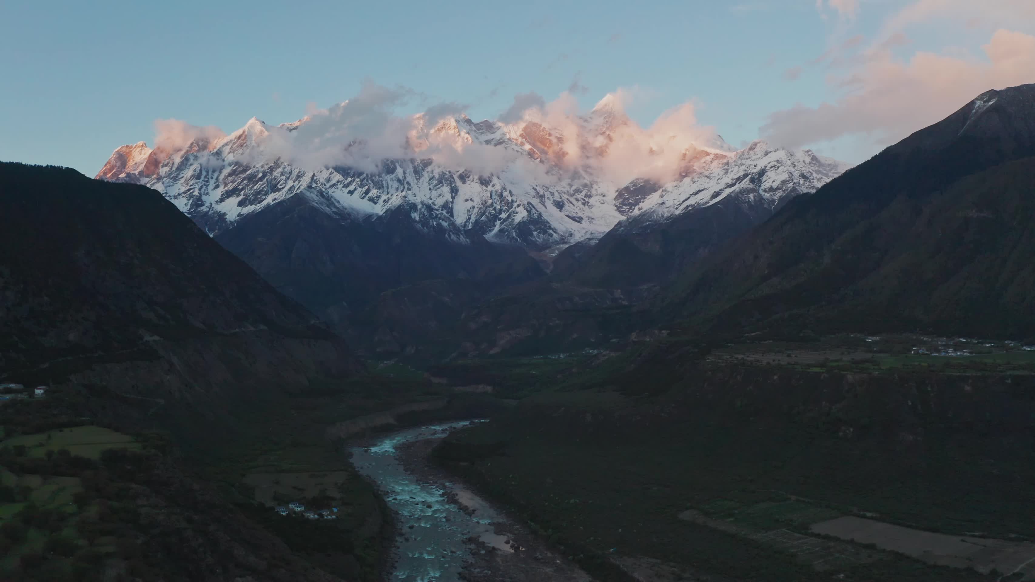 航拍雅鲁藏布大峡谷南迦巴瓦峰日落视频的预览图
