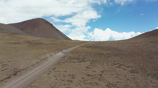 航拍越野车行驶在无人区的山路上视频的预览图