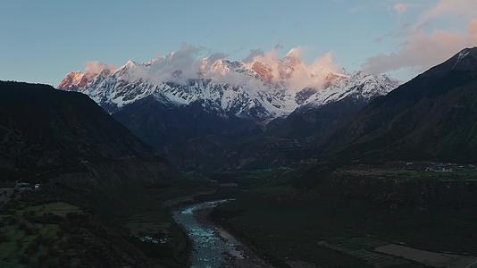 航拍雅鲁藏布大峡谷南迦巴瓦峰日落视频的预览图