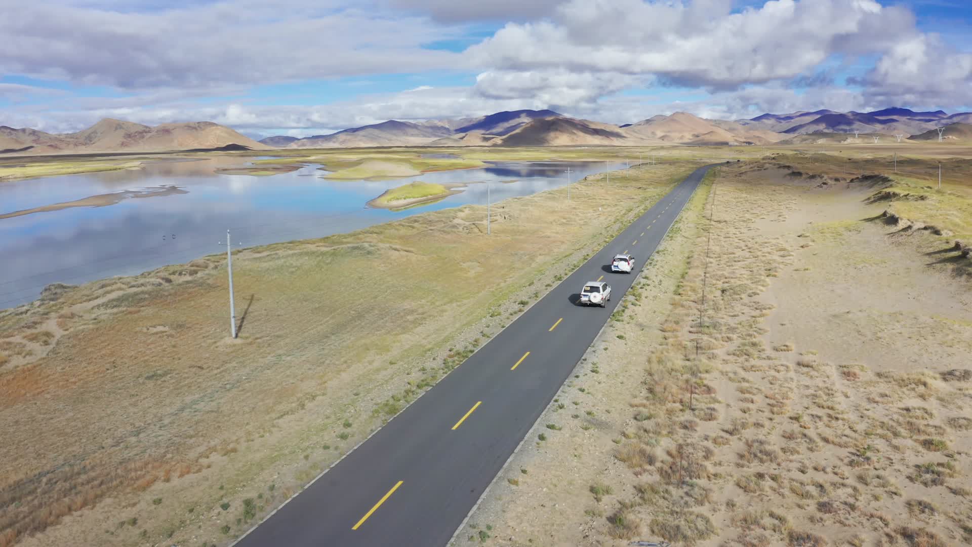 航拍汽车行驶在西藏219国道上视频的预览图