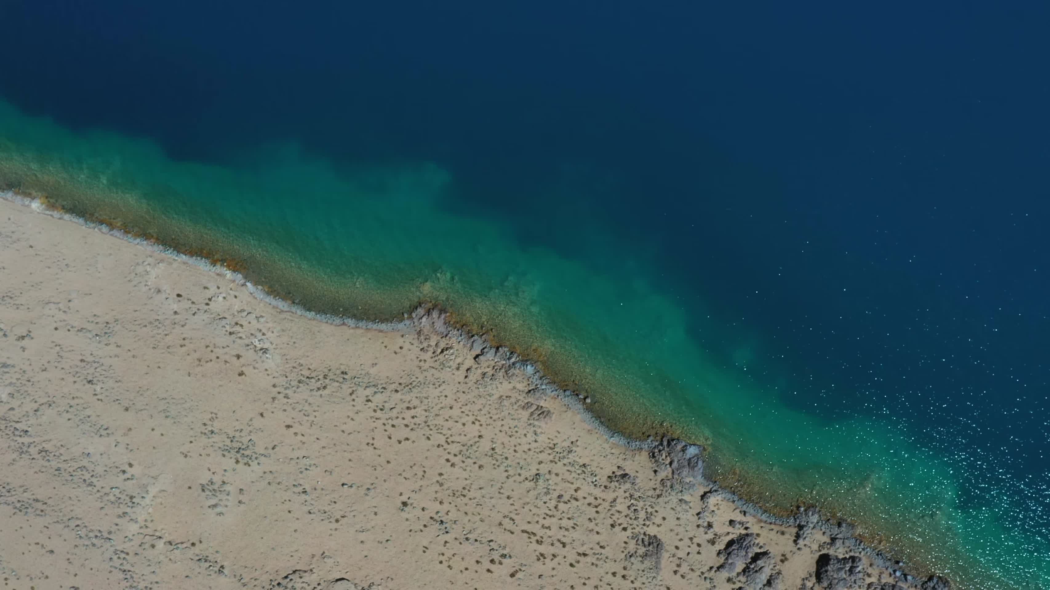 航拍当惹雍错湖岸的水色视频的预览图