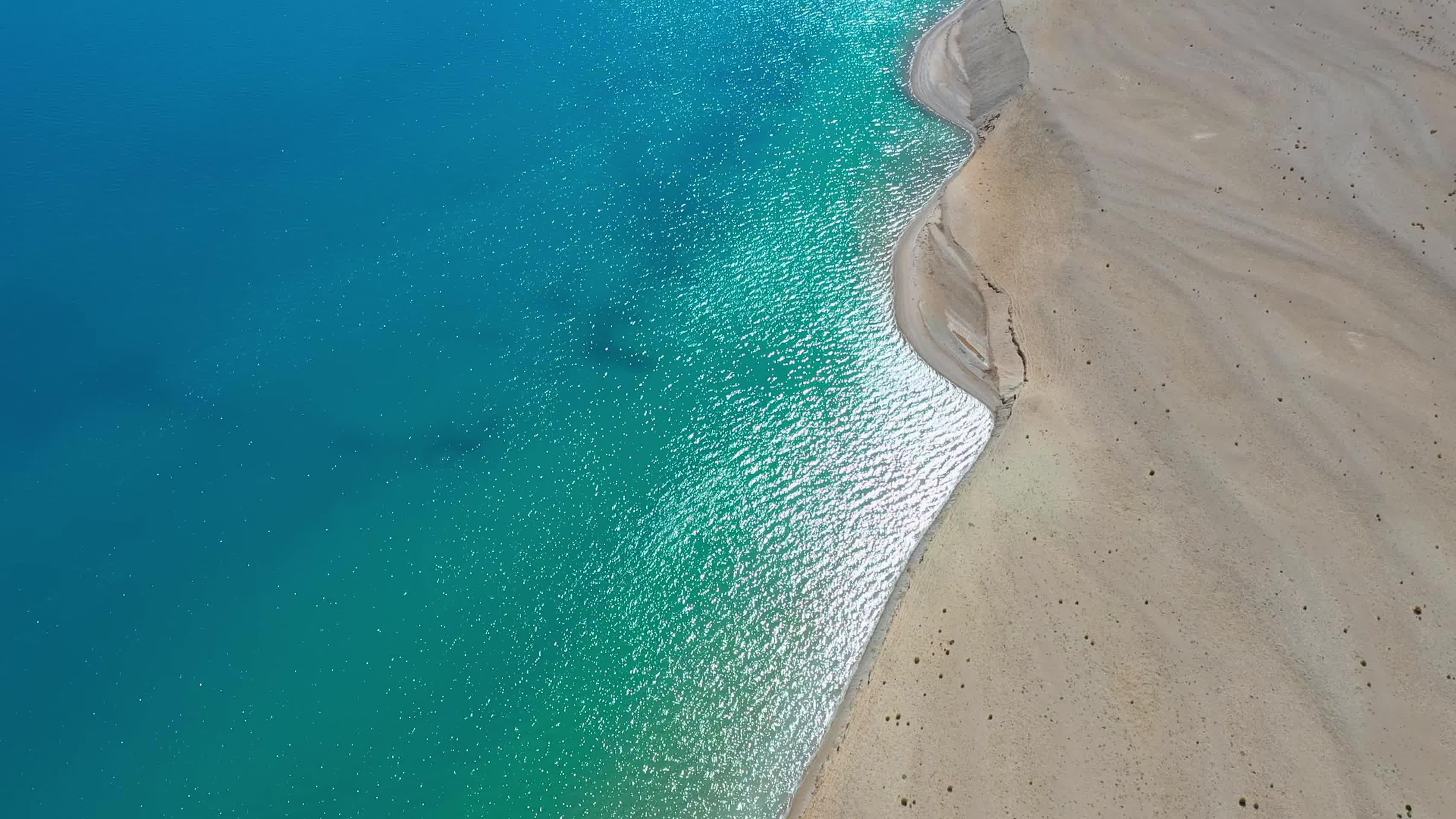 航拍当惹雍错湖岸的水色视频的预览图