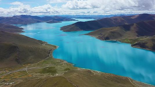 航拍秋天西藏山南湛蓝色的羊卓雍措视频的预览图