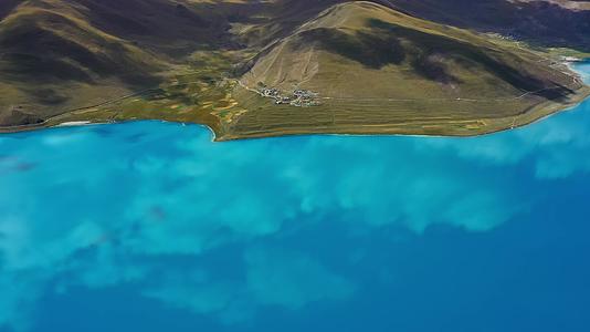 航拍秋天西藏山南湛蓝色的羊卓雍措视频的预览图