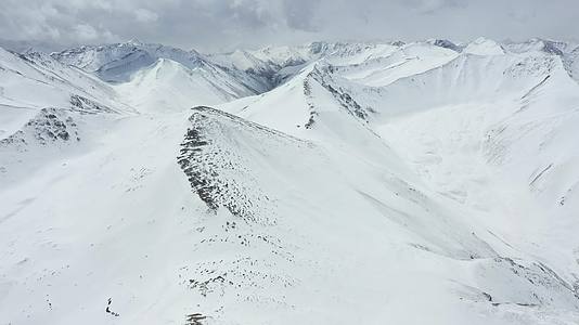 航拍西藏那曲比如县夏拉雪山风景视频的预览图