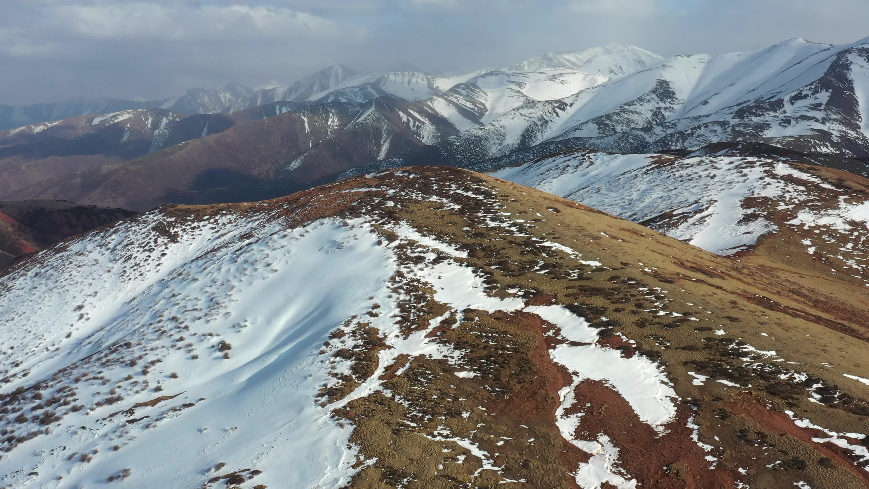 航拍风雪中的洛隆县雪山风光视频的预览图
