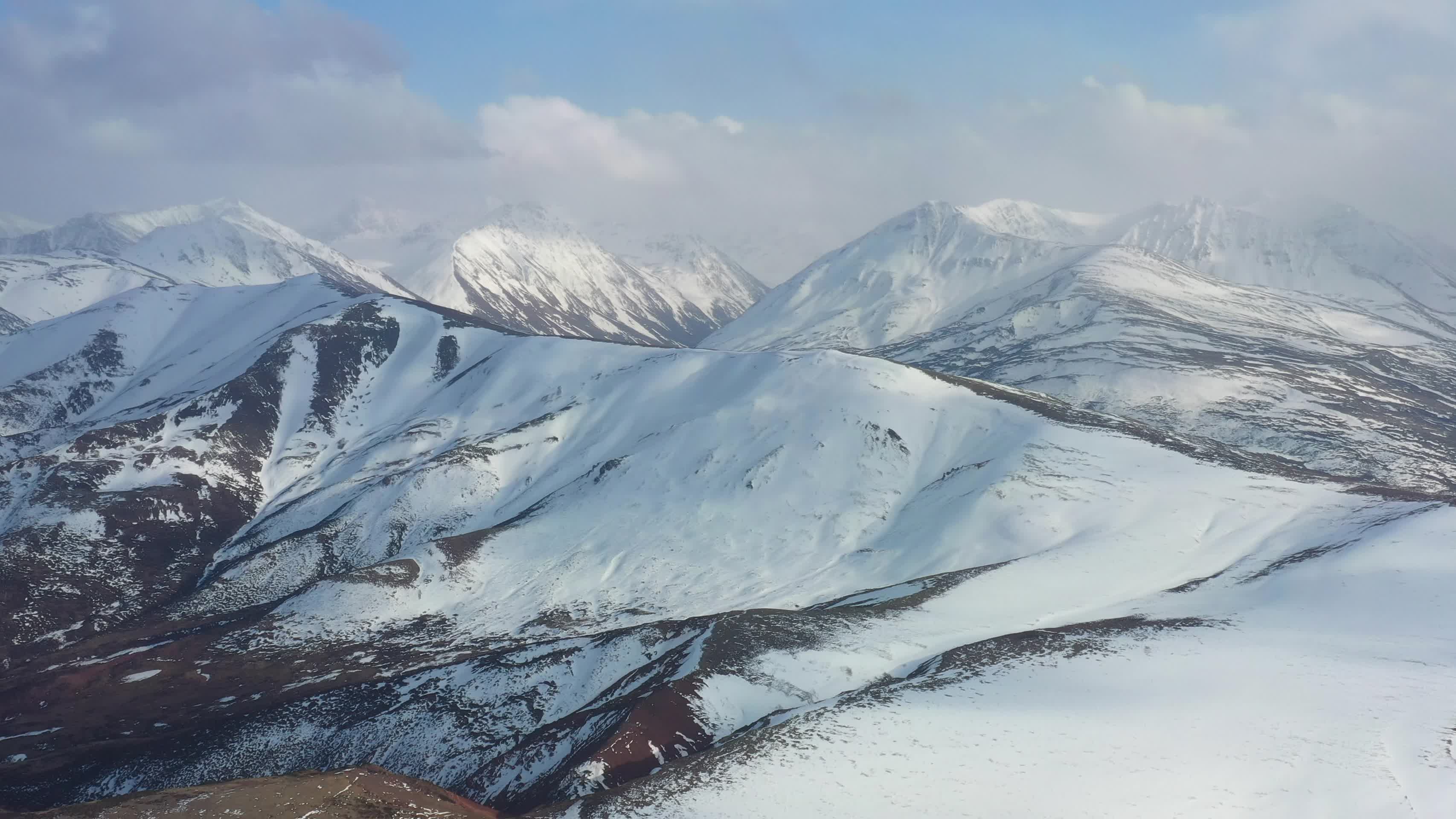 航拍风雪中的洛隆县雪山风光视频的预览图