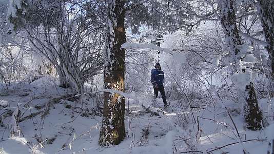 背包客从峨眉山大雪覆盖的树林中走出来视频的预览图