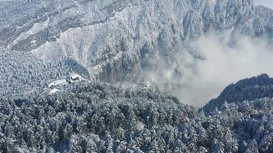 航拍峨眉山山谷雪景视频的预览图