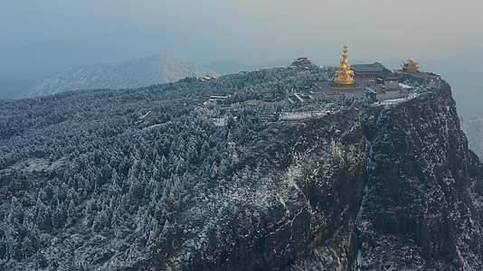航拍冬天清晨的峨眉山金顶雪景及四面佛十方普贤菩萨铜像视频的预览图