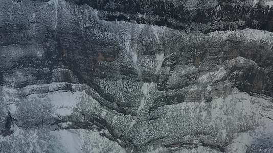 航拍峨眉山悬崖雪景视频的预览图