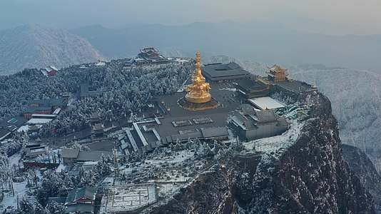 航拍冬天清晨的峨眉山金顶雪景及四面佛十方普贤菩萨铜像视频的预览图