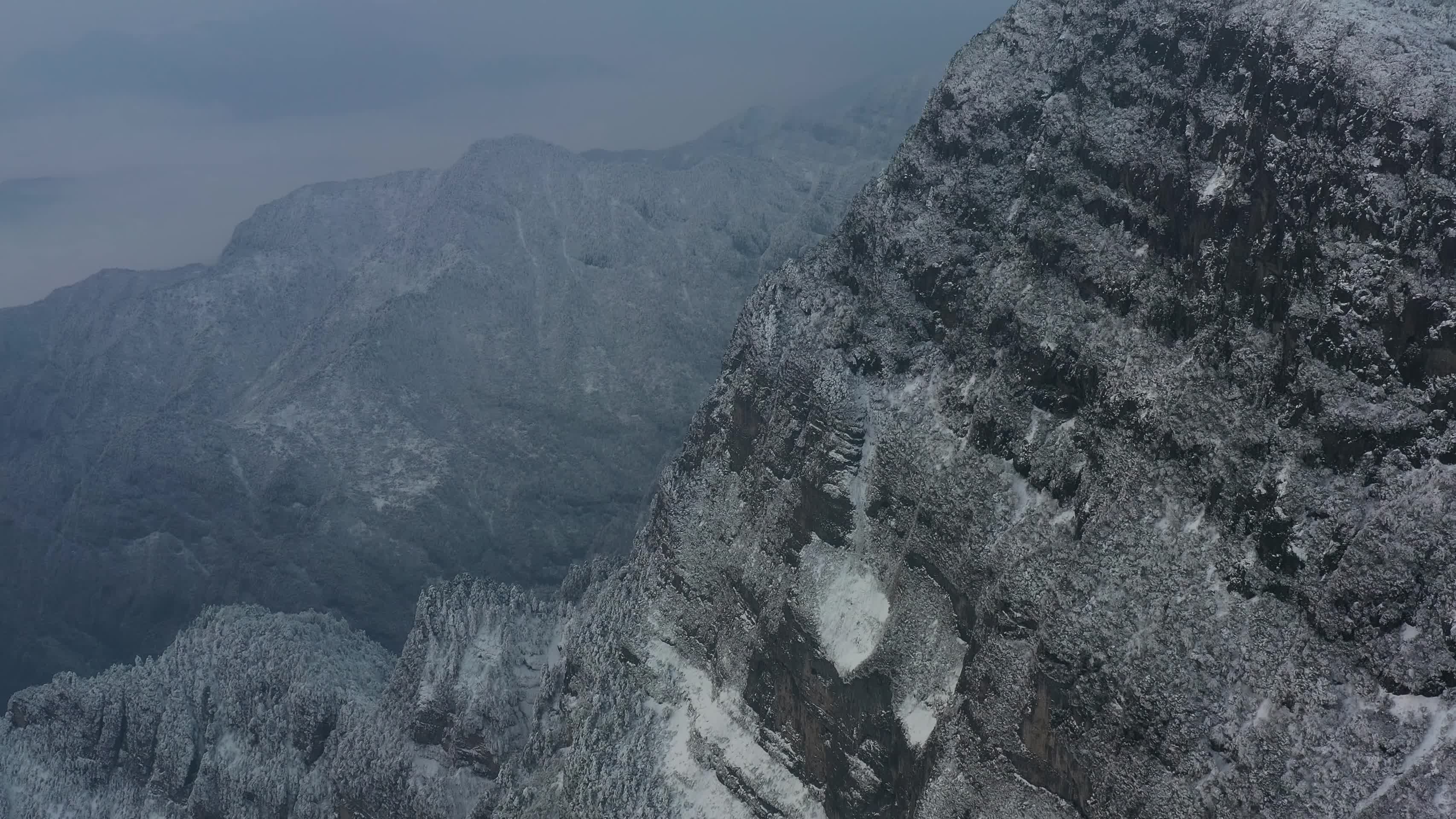 航拍峨眉山山顶悬崖雪景视频的预览图