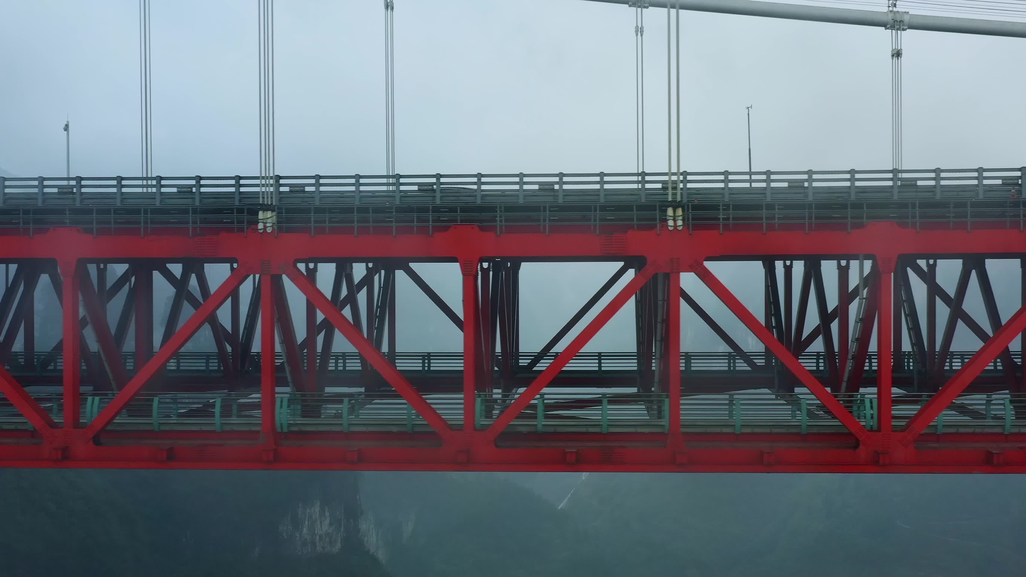 航拍雨雾中的矮寨大桥和德夯大峡谷风光视频的预览图