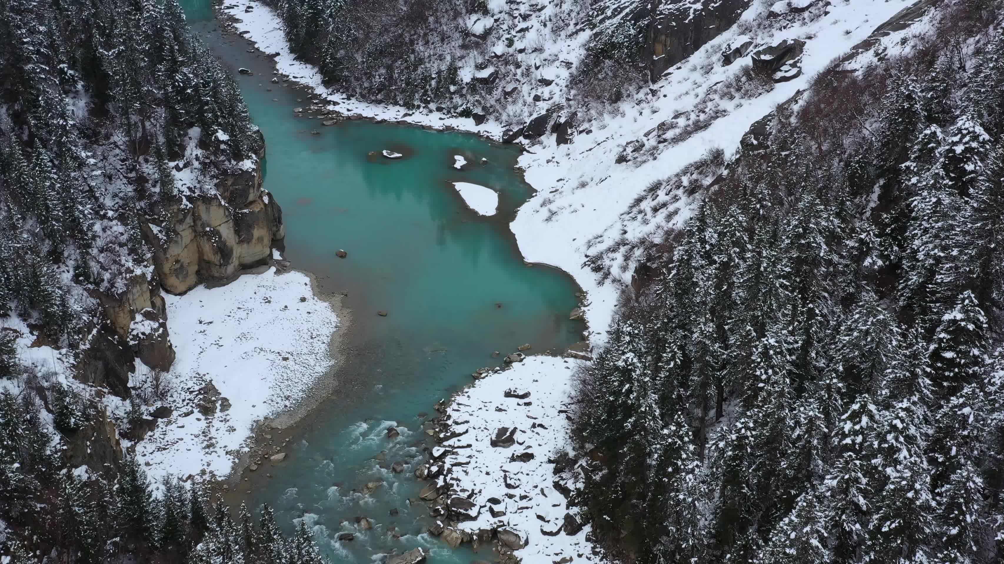 航拍大雪纷飞的帕隆藏布江河谷风光视频的预览图