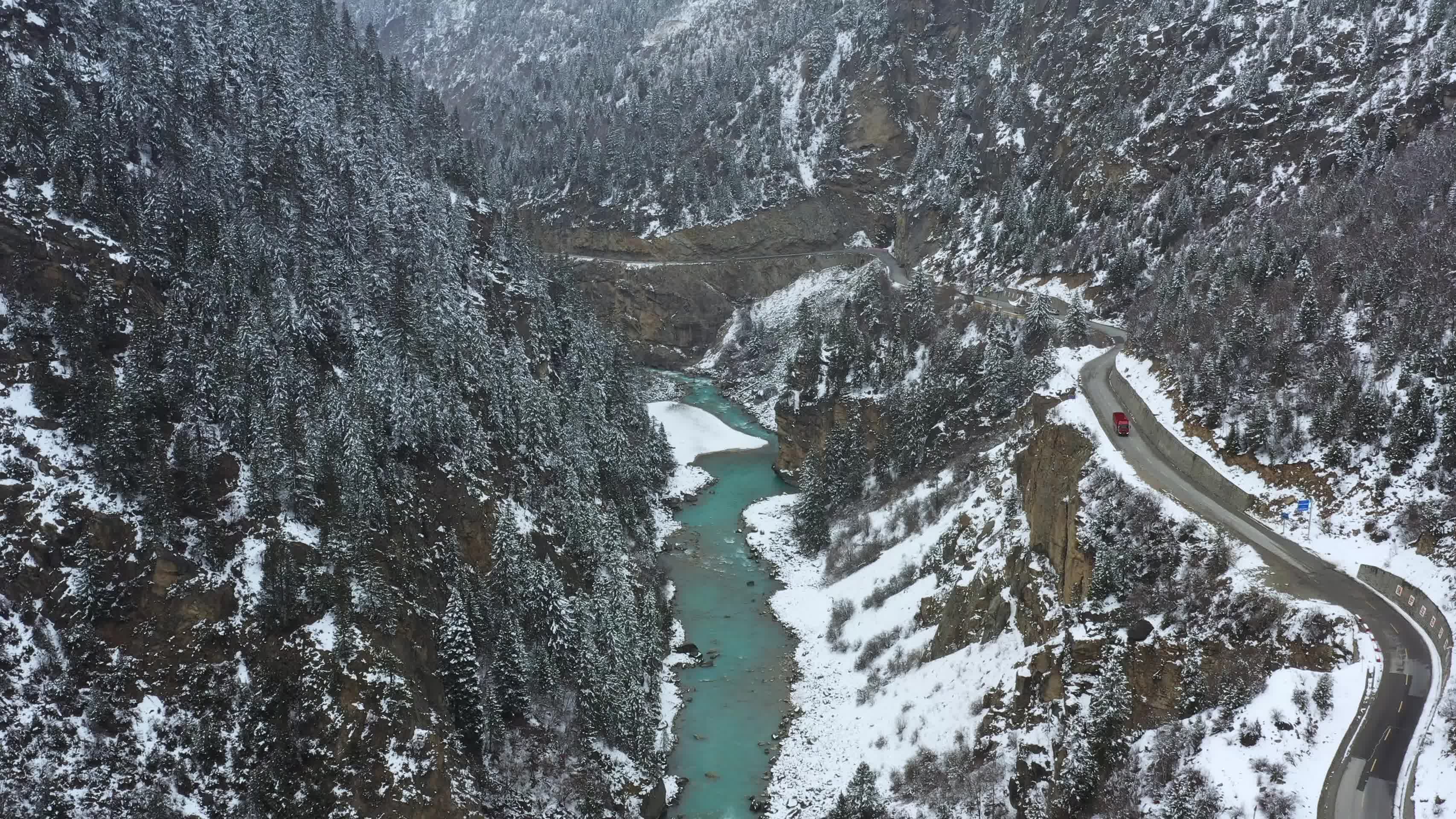航拍大雪纷飞的帕隆藏布江河谷风光视频的预览图